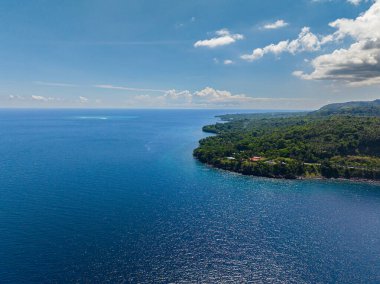Tropik adanın doğal manzarası. Camiguin Adası 'nda derin mavi deniz. Filipinler. Seyahat kavramı.