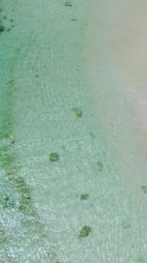Beyaz kumdaki turkuaz suyu temizleyin. Surigao del Sur 'daki Çıplak Ada. Mindanao, Filipinler. Dikey görünüm.