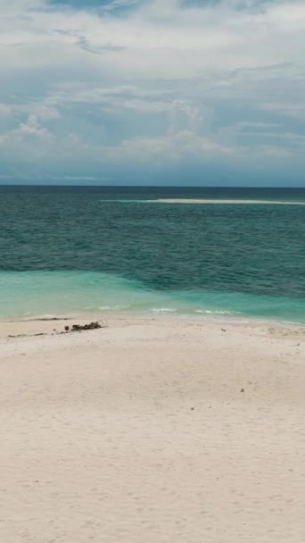 Spiaggia Tropicale Sabbia Bianca Onde Oceaniche Verdastre White Island Camiguin — Video Stock