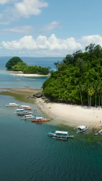 Båter Kysten Den Tropiske Øya Med Hvit Sandstrand Surigao Del – stockvideo