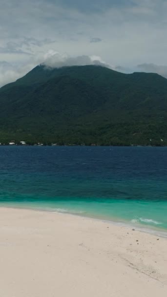 Bílý Ostrov Čistou Mořskou Vodou Zelenavými Vlnami Camiguin Filipíny Svislé — Stock video