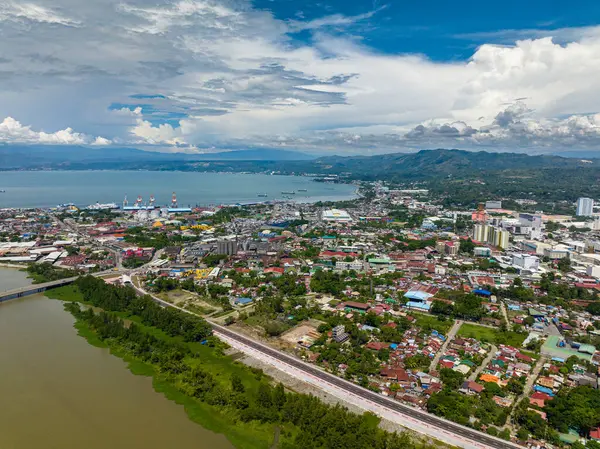Filipinler, Mindanao 'daki Cagayan de Oro' nun modern binaları ve otoyolu ile sahil kenti..