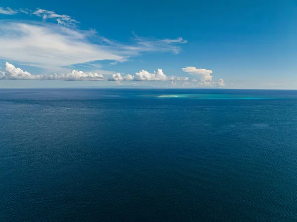 Deniz yüzeyindeki mavi okyanus. Bulutlu mavi gökyüzü. Mindanao, Filipinler.