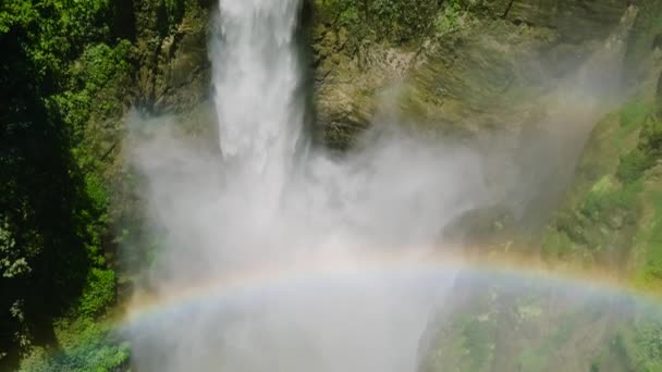 美丽的彩虹掠过塞布湖的喜康本特瀑布慢动作的水花 菲律宾棉兰老岛 — 图库视频影像