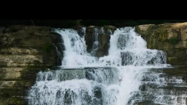 瀑布与美丽的水流 位于Surigao Del Sur市Bislig的Tinuy Falls 菲律宾 慢动作 — 图库视频影像