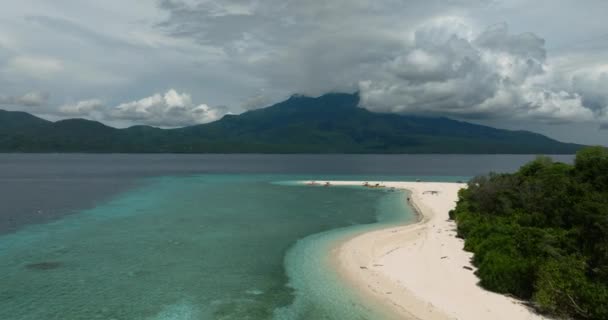 White Sand Beach Wiith Clear Turquoise Water Mantigue Island Camiguin — Stock Video