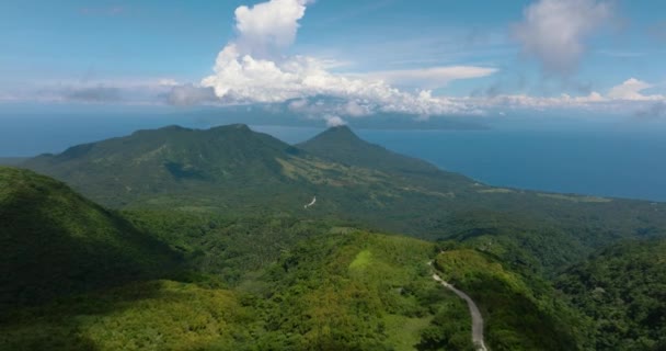 Montaña Con Bosque Verde Selva Isla Camiguin Cielo Azul Nubes — Vídeos de Stock
