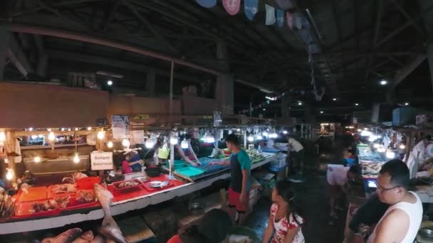 Iligan Filipíny Smět Prodejce Prodává Ryby Veřejném Trhu Iligan Filipíny — Stock video
