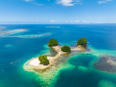 Hava Deniz Burnu: Mavi deniz ve bulutlu gökyüzü. Britanya Adası. Mindanao, Filipinler.