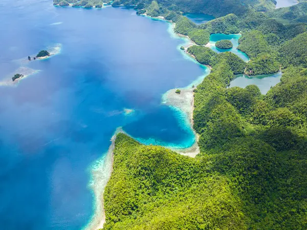 Tropikal deniz koyunun ve lagünlerin en üst manzarası. Kıyı şeridinde beyaz kumsal. Bucas Grande Adası. Mindanao, Filipinler.
