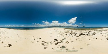 Beyaz kumlu sahil, mavi gökyüzü ve bulutlar. Çıplak Ada. Surigao del Sur, Filipinler. VR 360.