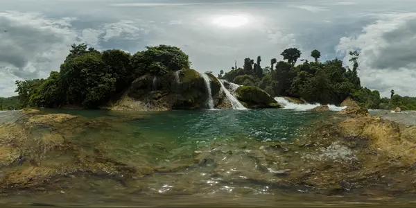 Szybka Woda Przepływająca Przez Skały Aliwagwag Falls Mindanao Filipiny 360 — Zdjęcie stockowe