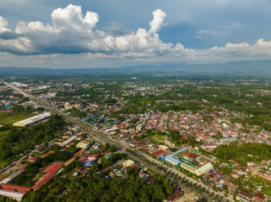 Tagum City, gündüz vakti hava taraması. Arazi ulaşımlı binalar ve otoyollar. Davao del Norte, Filipinler.