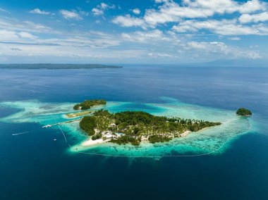 Malipano Isslets ve kumsal. Mavi gökyüzü ve bulutlar. Samal, Filipinler.