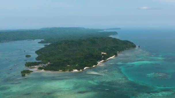 トロピカルアイランドとアジアの海水と魚の農場の砂浜と海岸線 バロボ スリガオ フィリピン — ストック動画