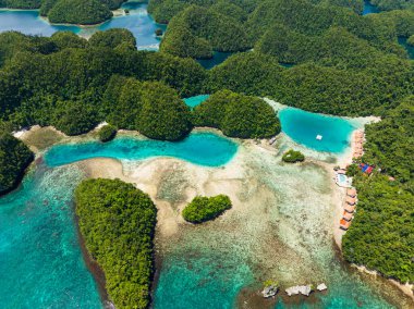 Göldeki güzel gök mavisi su. Sohoton Koyu, Whitesand ile. Bucas Grande Adası. Mindanao, Filipinler. Seyahat ve yaz konsepti.