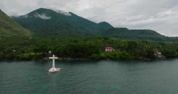 Camiguin Adası Nda Büyük Bir Turkuaz Deniz Suyu Haçı Batık — Stok video