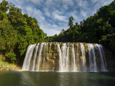 Bislig, Surigao del Sur 'daki Tinuy-an Şelalesi' nde güneş ışığı. Filipinler.