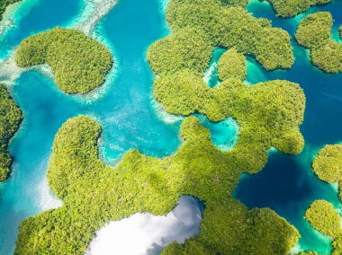 Benzersiz tropikal ada manzaralarının havadan görünüşü. Bucas Grande Adası 'ndaki Sea Bay ve Lagoon. Mindanao, Filipinler.