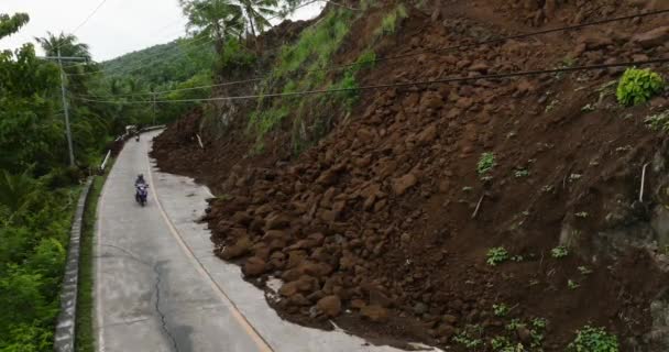2023년 20일 카미구인 산길에서의 자연재해 진흙과 바위가 산사태로 내려갑니다 필리핀의 — 비디오
