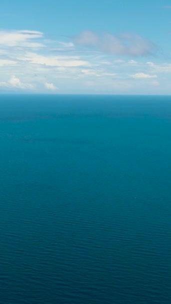 Αεροφωτογραφία Της Όμορφης Καταγάλανης Θάλασσας Κύματα Και Ουρανό Σύννεφα Θαλασσογραφία — Αρχείο Βίντεο
