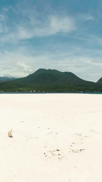 Αμμώδης Παραλία Σκόνη Και Παράκτια Κύματα Στο Camiguin Φιλιππίνες Λευκό — Αρχείο Βίντεο