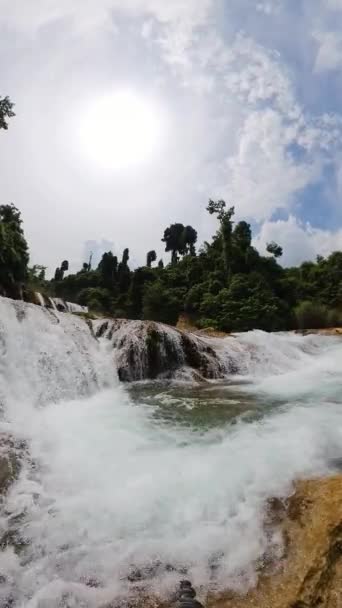 Szybki Strumień Plusk Nad Zielonym Basenem Aliwagwag Falls Mindanao Filipiny — Wideo stockowe