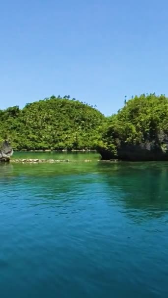 Mer bleue et lagunes dans l'île Tinago à Tagana-an. Surigao del Norte, Philippines. Vue verticale.