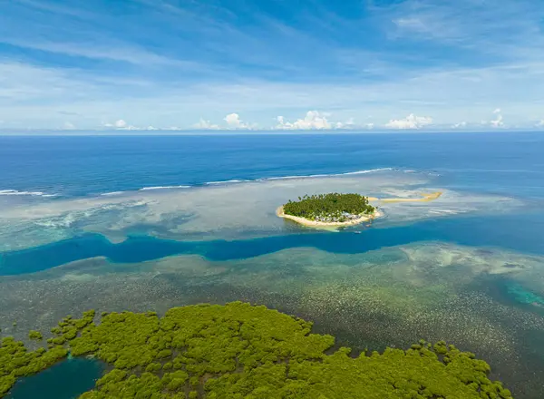 美丽的热带红树林和绿松石泻湖 蓝天白云海景 菲律宾棉兰老岛 — 图库照片