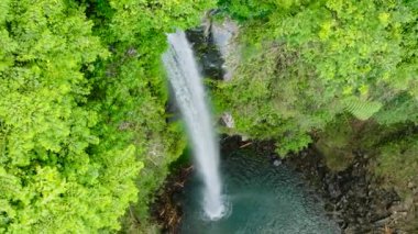 Yavaş çekimde tatlı su çağlayanı. Katibawasan Şelalesi. Camiguin Adası. Filipinler.