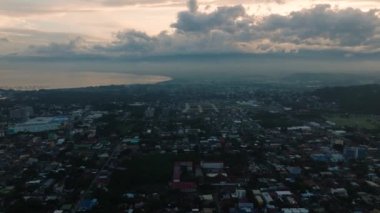 Modern binaları ve nehri olan sahil şehri. Davao Şehri. Mindanao, Filipinler.