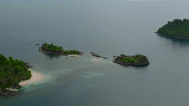 Bir zamanlar adalar derin mavi denizlerle çevriliydi. Zamboanga del Sur. Mindanao, Filipinler. Deniz Burnu.
