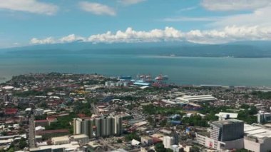 Cagayan de Oro: Misamis Oriental 'in kıyı şeridinde modern şehir. Mindanao, Filipinler.