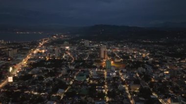 Cagayan de Oro 'da gece şehir ışıkları. Mindanao, Filipinler.