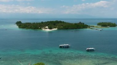 Samal 'da Malpano Islets ve turkuaz su. Davao, Filipinler.