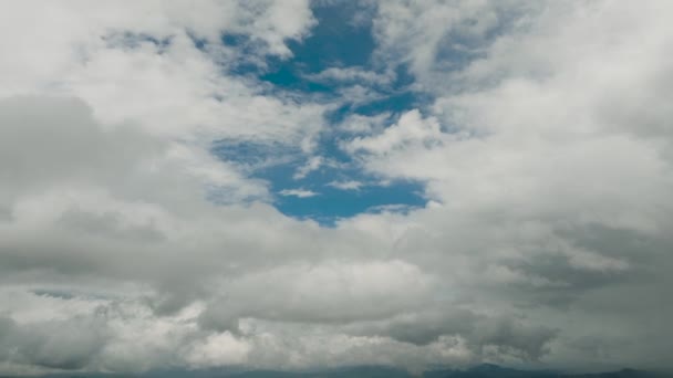 Krásná Oblačnost Modrou Oblohou Bílé Mraky Nad Horským Lesem Zelené — Stock video