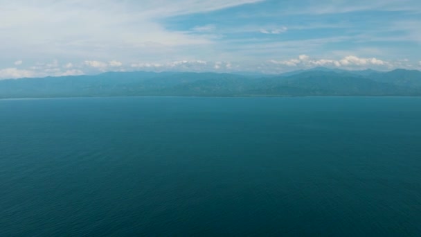 Голубое Море Волнами Голубое Небо Облаками Вид Воздуха Давао Филиппины — стоковое видео