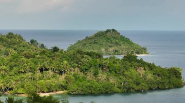 Yeşil bitkileri ve ağaçları olan adalar. Once Islas 'taki kumsal ve mavi deniz. Zamboanga, Filipinler.
