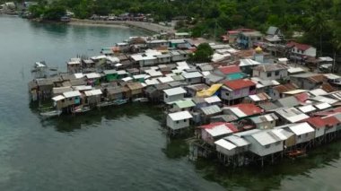 Denizin üzerinde ahşap evleri olan balıkçı köyü. Zamboanga 'da. Filipinler, Mindanao.