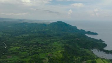 Yeşil ormanı ve tarımsal arazisi olan tropik bir dağ. Mindanao, Filipinler.
