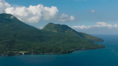 Derin mavi denizle çevrili tropik bir ada. Camiguin Adası. Filipinler.