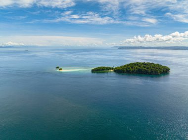 Kum kayalığı ve mavi denizi olan tropik bir ada. Millari Adası. Mindanao, Filipinler.