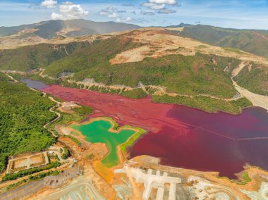 Bir nikel madeninde kirli suyla dolu bir göl. Açık bir çukurda madencilik. Mindanao, Filipinler. Üst görünüm.