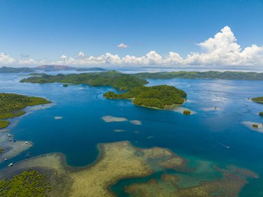 Mavi denizli Tinago Adası. Güzel mavi gökyüzü ve bulutlar. Mindanao, Filipinler. Hava aracı görünümü: Seyahat kavramı.