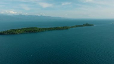 Büyük Cruz Adası Davao, Samal 'da mavi denizle çevrili. Filipinler. Deniz Burnu.