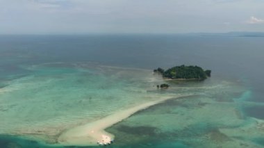 Gök mavisi su ve resiflerle çevrili Sandbar ve Kaplumbağa Adası 'nın havadan görüntüsü. Barobo, Surigao del Sur. Filipinler.
