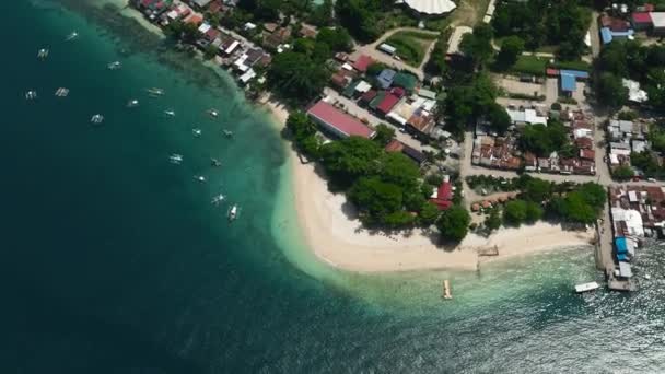 ハウスと砂浜のある海岸線 日光を反射したターコイズ海水 サマール島 ダバオ フィリピン — ストック動画
