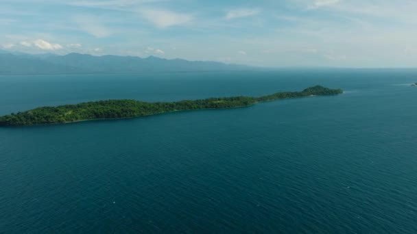 Μεγάλο Νησί Cruz Περιβάλλεται Από Μπλε Θάλασσα Στο Samal Νταβάο — Αρχείο Βίντεο
