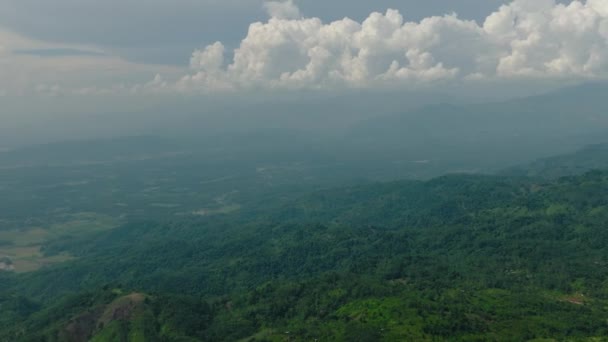 緑豊かな山の斜面と谷のある山の風景 ブルースカイと雲 ミンダナオ フィリピン — ストック動画