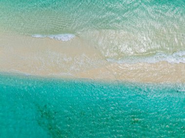 Camiguin Adası 'ndaki kumsalda berrak okyanus dalgaları olan deniz burnu. Beyaz Ada. Filipinler.
